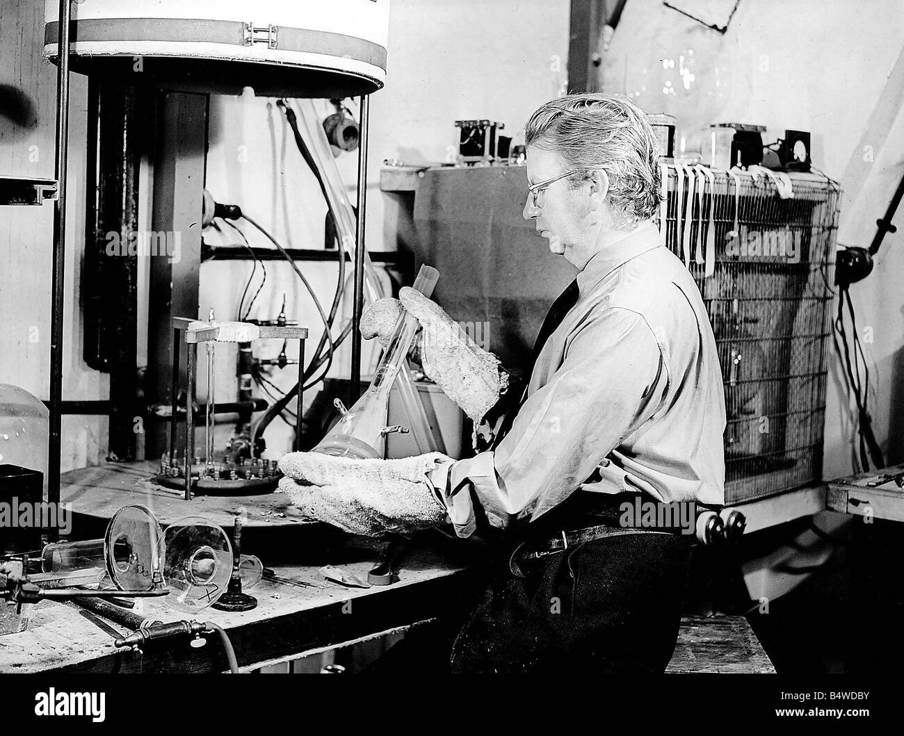 John Logie Baird 1888 1946 War Ein Schottischer Erfinder Und Ingenieur, Ein  Pionier In Der Entwicklung Von Mechanisches Fernsehen John Logie Baird Bei  Der Arbeit Auf Einer Kathodenstrahlröhre Während Der Arbeit An