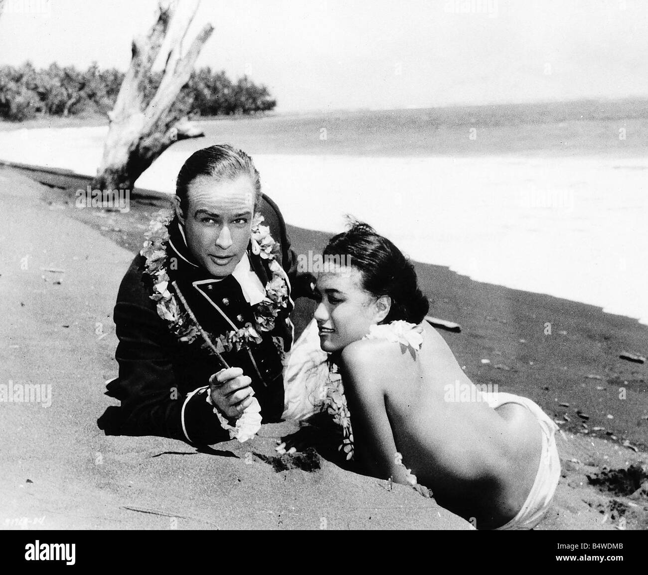 Marlon Brando Schauspieler mit Freundin Tarito Terripai Schauspielerin in Szene aus dem Film Meuterei auf der Bounty Stockfoto