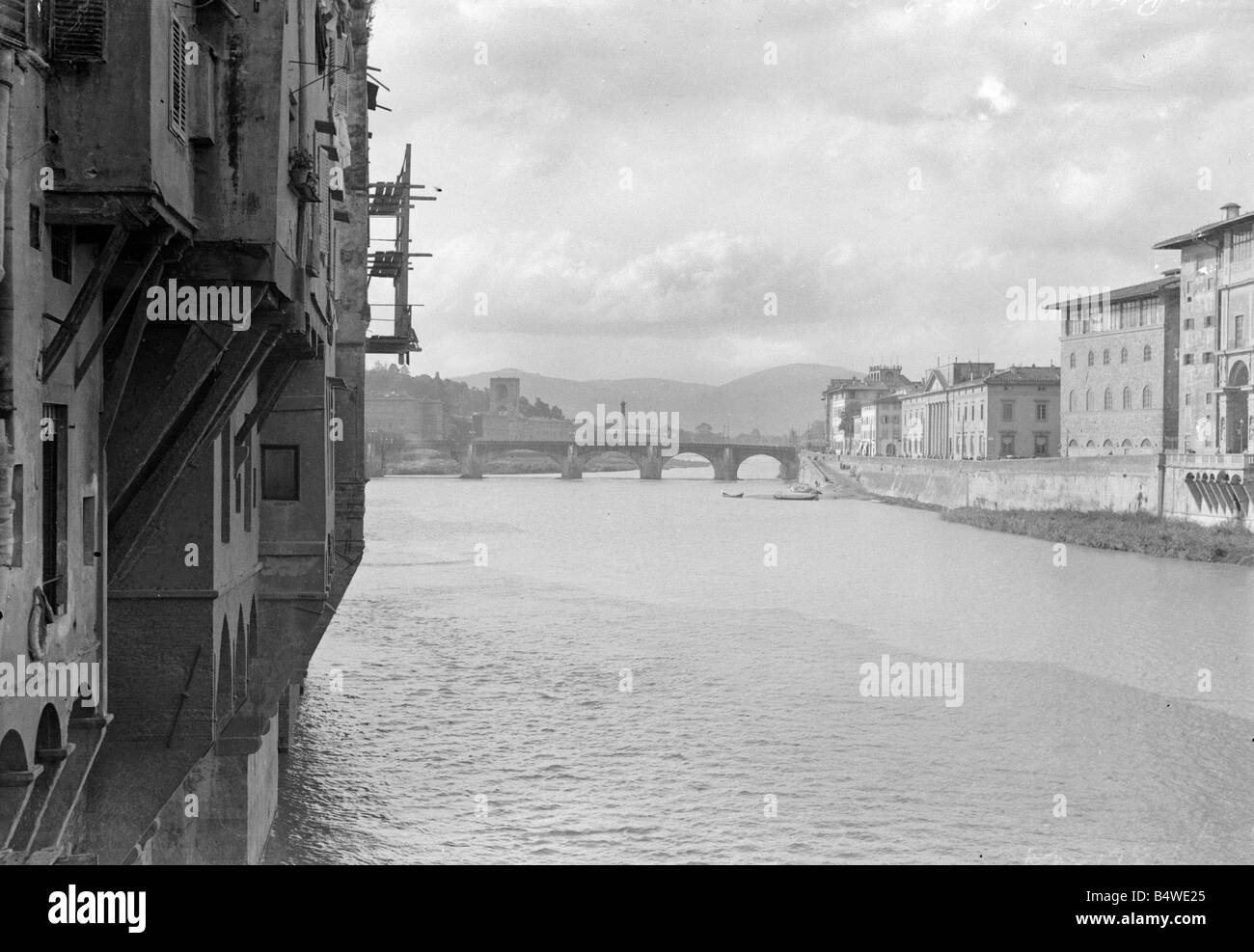 Der Fluss Arno gesehen hier, wie es der norditalienischen Stadt Florenz Architektur Brücke Wasser Fluss Italiens Circa 1925 1920s Mirrorpix Tom Grant fließt Stockfoto
