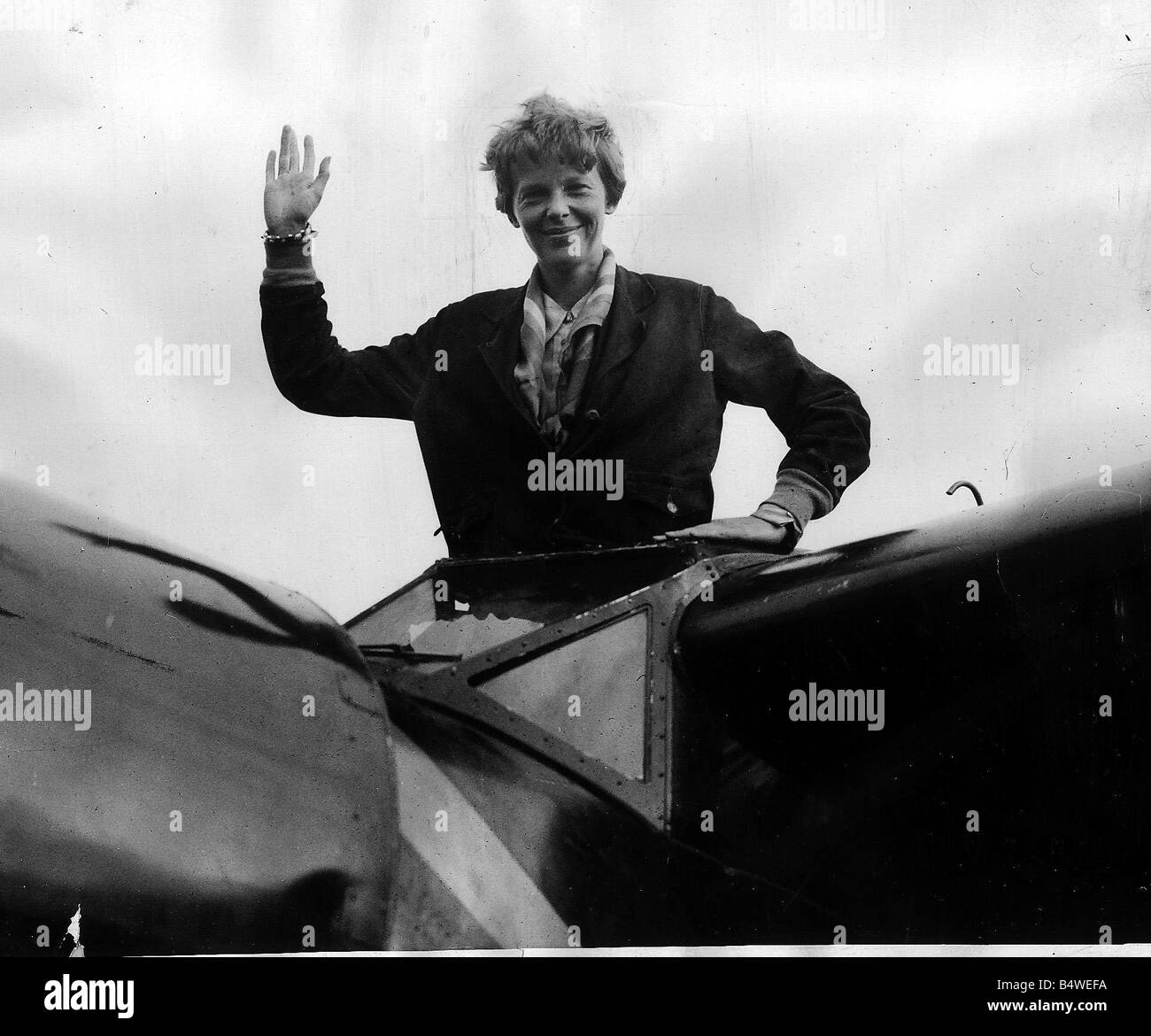 Amelia Earhart abgeschlossen ihr Atlantic Flug zeigt unser Bild Amelia Earhart wurde winken Massen nach der Landung am Londonderry nach den Atlantik fliegen Stockfoto