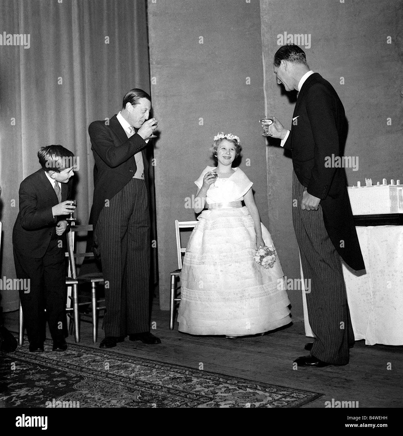Ein junger Prinz Charles Januar 1960 tritt in einem Toast für seine ältere  Schwester Prinzessin Anne mit seinem Vater den Duke of Edinburgh Prinz  Philip Y2K Royalty Weby dtgu2 Stockfotografie - Alamy