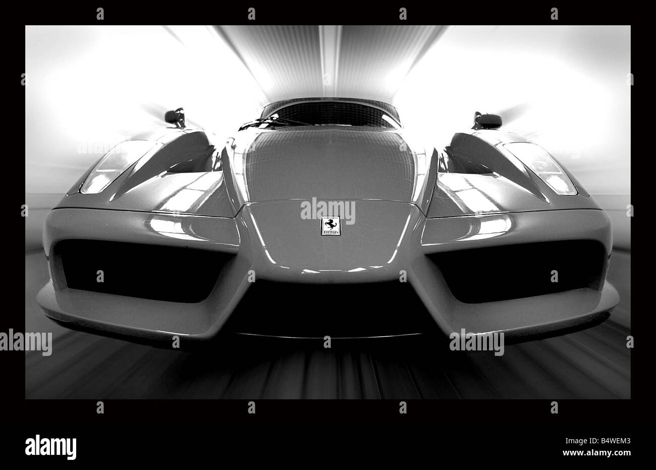 Das große Bild sah aus wie eine Science-Fiction-Rakete der neuesten Ferrari-Sportwagen in Großbritannien erfährt Tests an einem geheimen Ort in Surrey den Enzo der halben million Pfund Supersportwagen genannt hat eine Höchstgeschwindigkeit von 220 km/h Auto Höflichkeit Www Mototechnique com Stockfoto