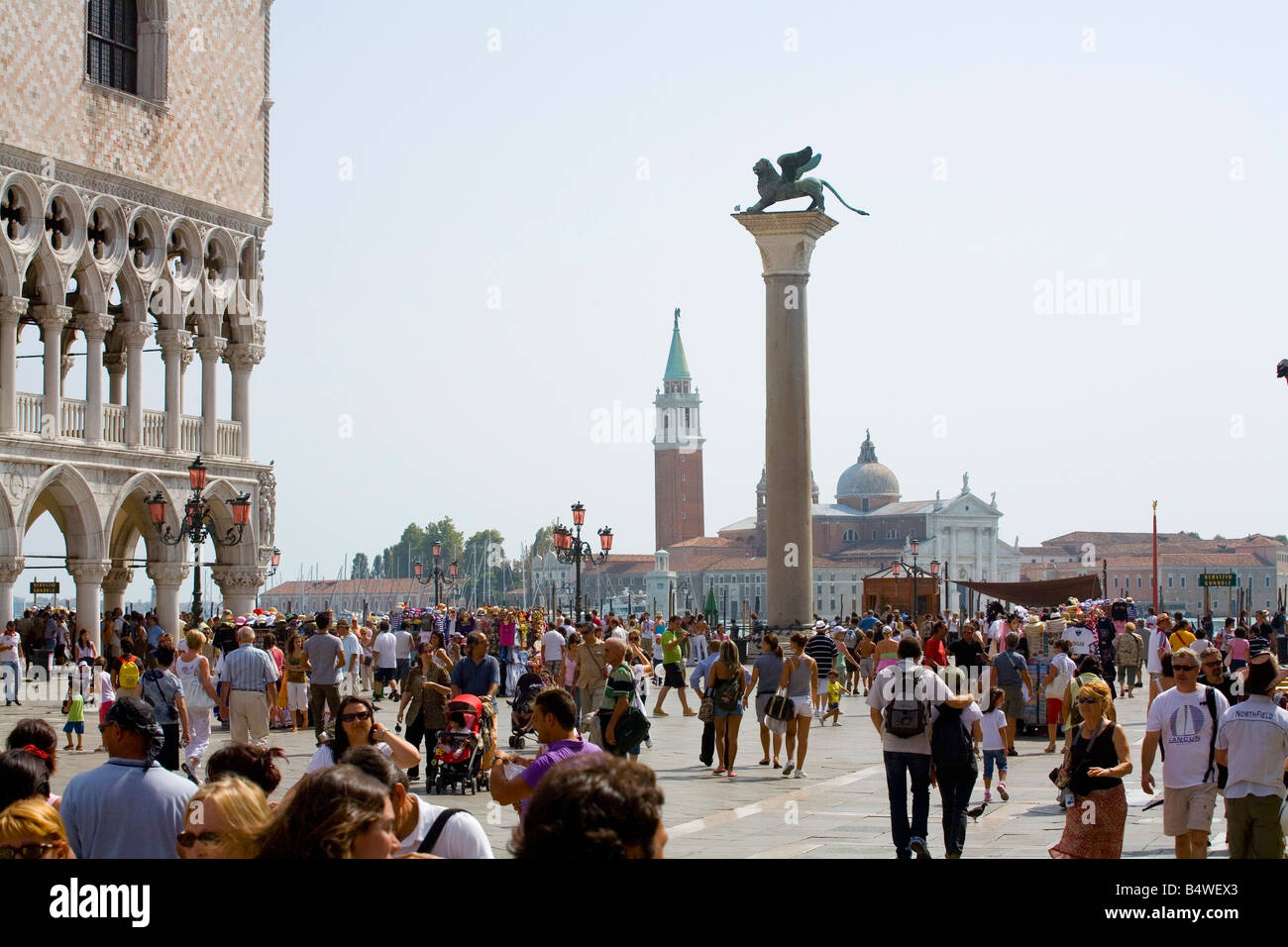 Markusplatz in Venedig mit Basilika St. Georgio Maggiore in der Ferne Stockfoto