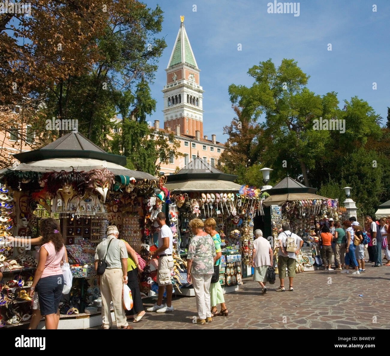 Einkaufen auf dem Markt in der Nähe von San Marco in Venedig  Stockfotografie - Alamy
