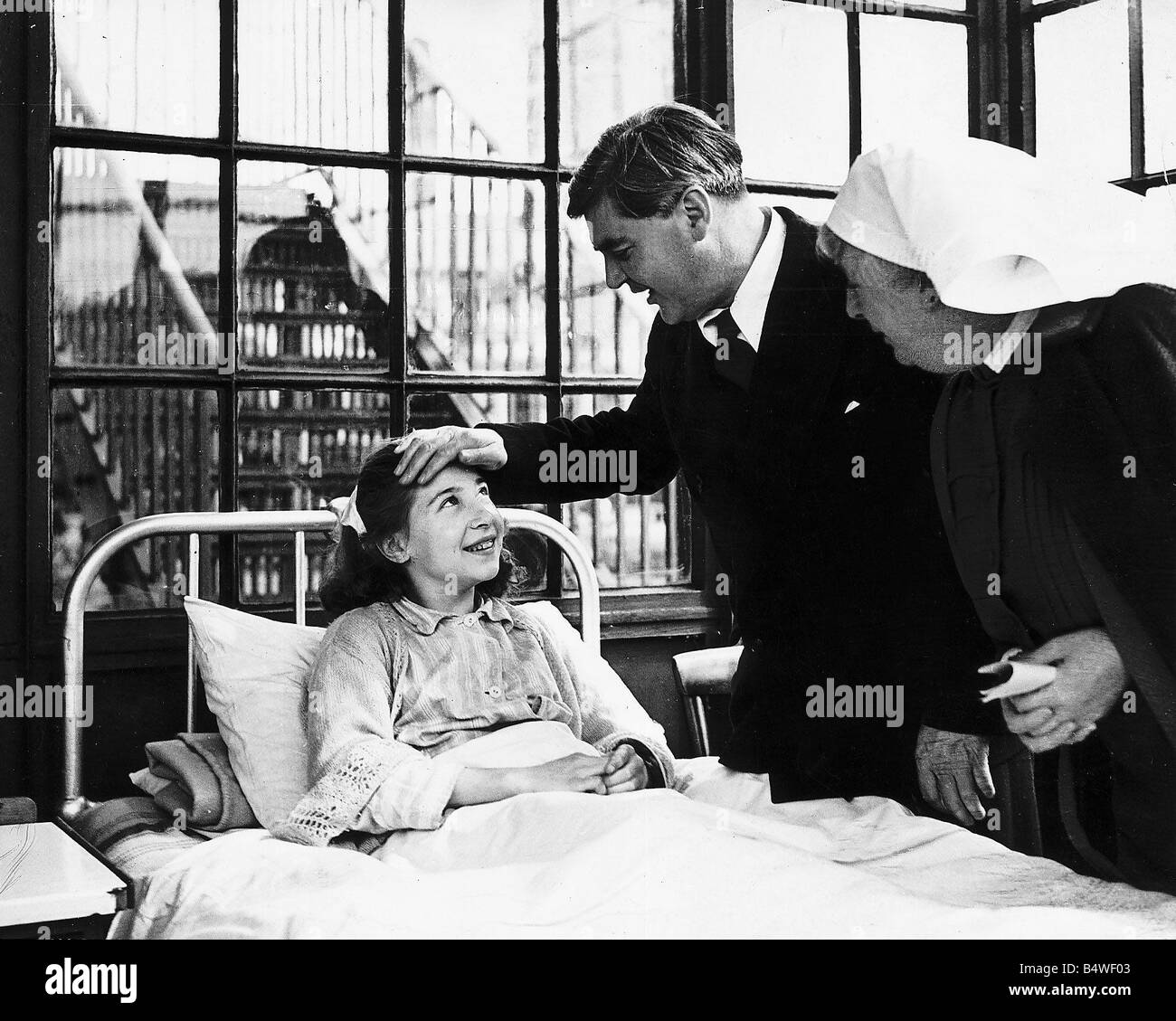 Aneurin Bevan der Nation Gesundheitsminister und Gründer des NHS rund 400 Bett Park Krankenhaus Davy Hulme Lancashire Sylvia Beckingham tourte ist 13 Jahre alt war zu schüchtern, um ihn 1947 Fragen Stockfoto