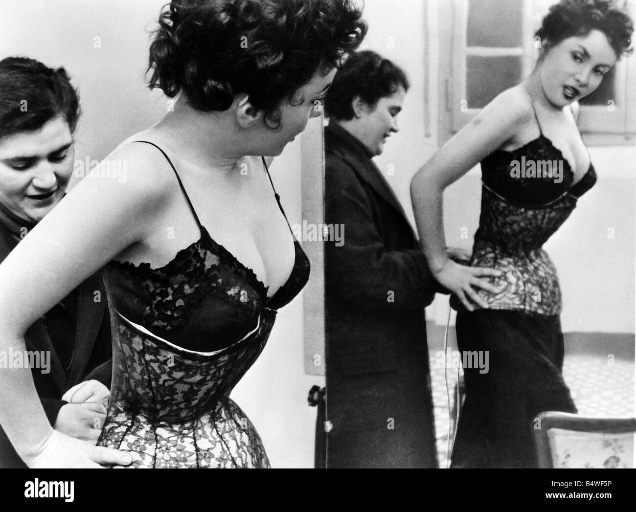 Gina Lollobrigida italienische Schauspielerin Korsett 1955 eingebaut Stockfoto