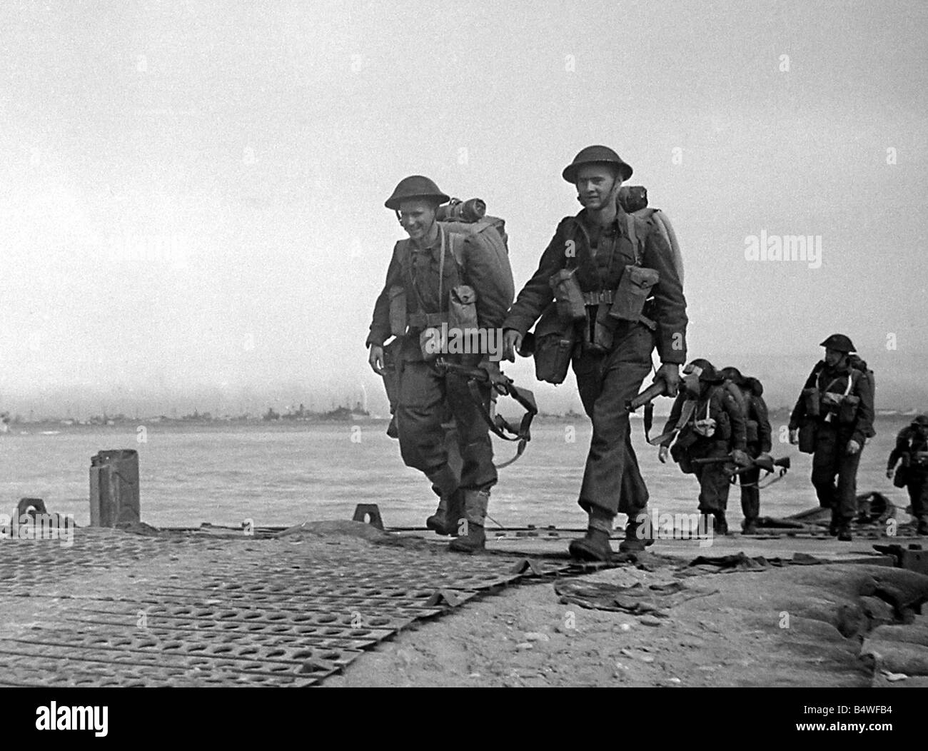 Britische Truppen aussteigen bei Arromanches Codenamen Gold Beach im Norden Frankreichs kurz nach dem D-Day Landungen die alliierte Invasion des Kontinents im Weltkrieg 2. Juni 1944 begonnen Jim Heddon Stockfoto