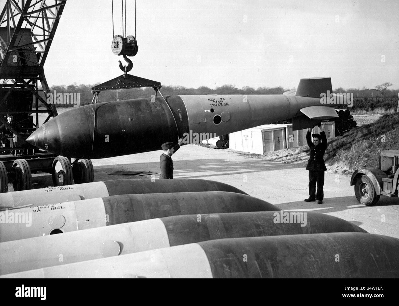 Ein RAF-Grand-Slam-Bombe aus der Bombe Dump im Weltkrieg 2. Mai 1945 gehisst Stockfoto