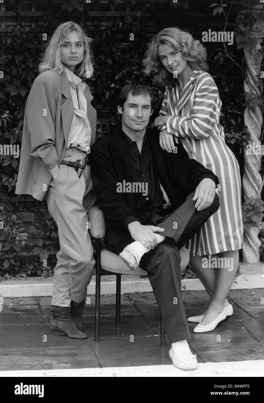 Maryam D Abo L Schauspielerin mit Timothy Dalton und Julie T Wallace 1987 Stockfoto