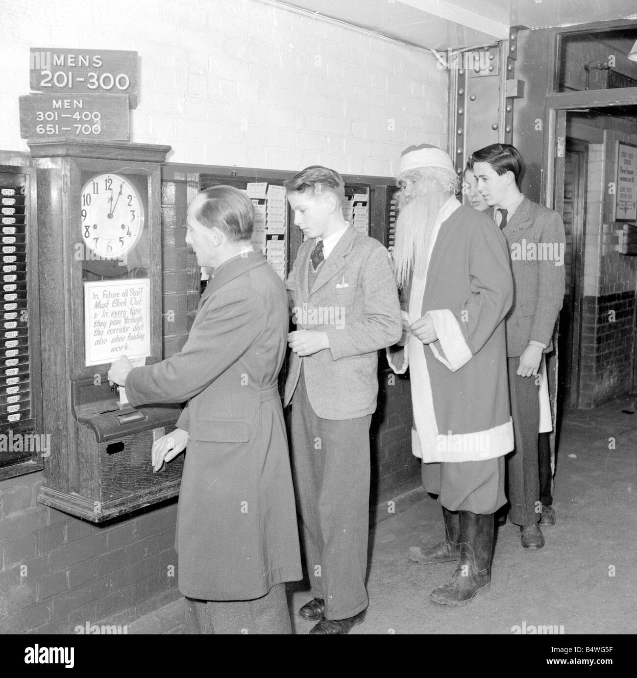 Santa Claus Uhren in Kingston Speicher für einen Tag in der Grotte &#13; &#10; Dezember 1952 &#13; &#10; Neg Nio C6063 Stockfoto