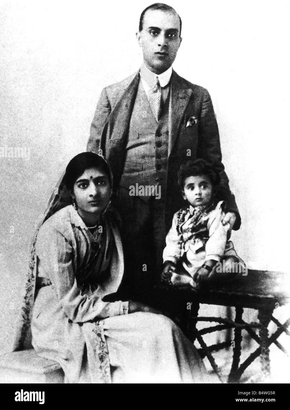 Indira Gandhi in1918 ca. mit ihr Eltern den nationalistischen Führer Jawaharlal Nehru und und seine Frau Stockfoto