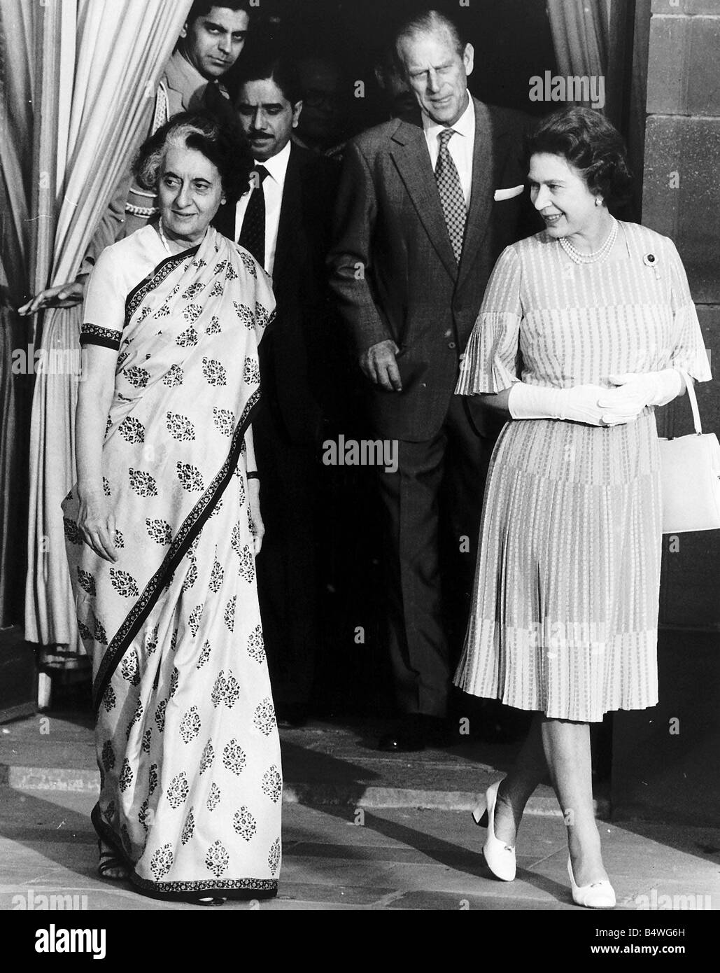 Indira Gandhi mit Königin Elizabeth II und Prinz Philip, Duke of Edinburgh hier gesehen, während eine königliche Tour von Indien im Jahr 1983 Stockfoto