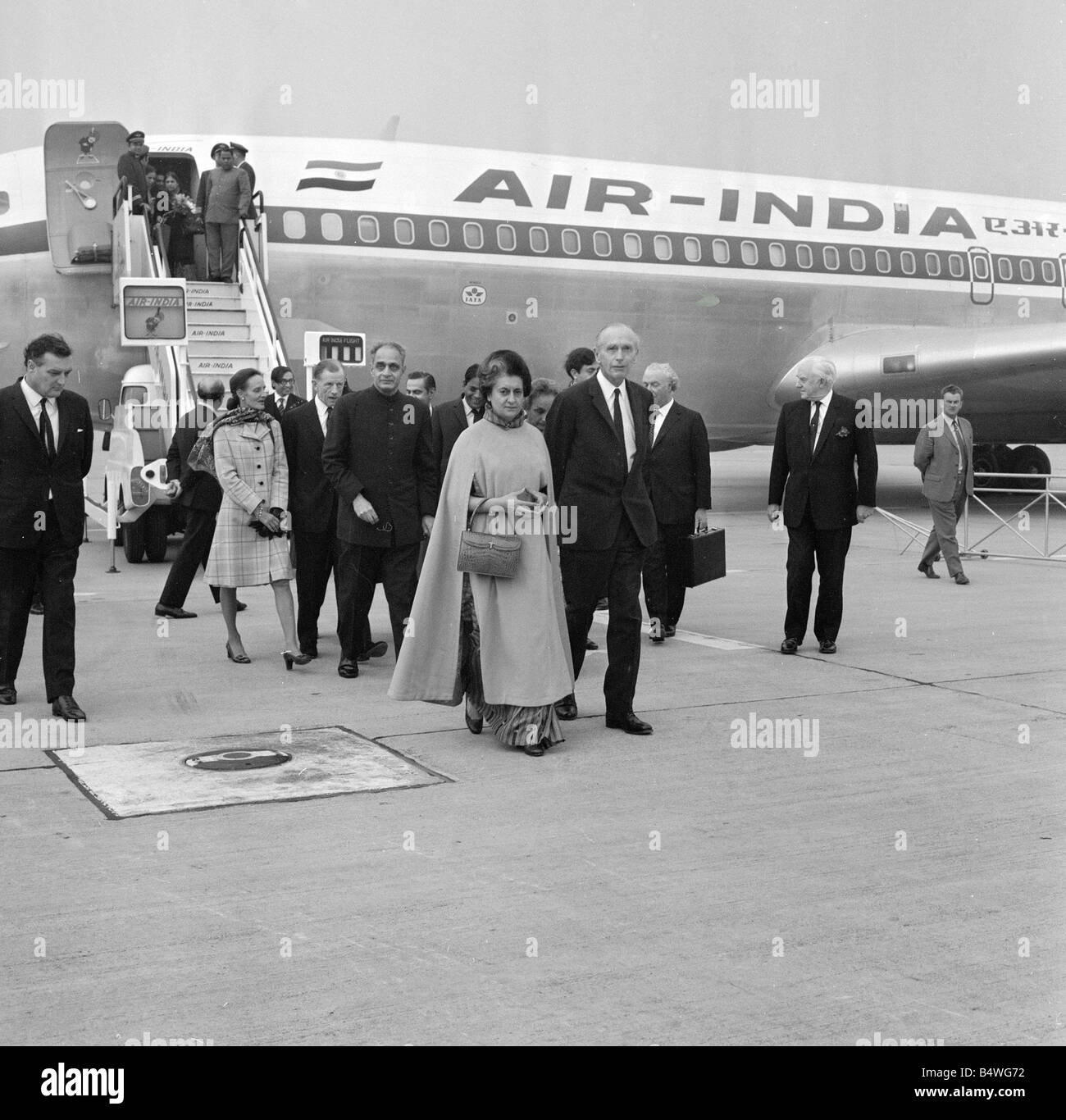 Indische Premierminister Frau Indira Gandhi gesehen hier von Foreign Secretary Sir Alec Douglas Home zum Jahresbeginn ihre Foive Tagesbesuch in das Vereinigte Königreich Oktober 1971 begrüßt; 71 10139; Stockfoto