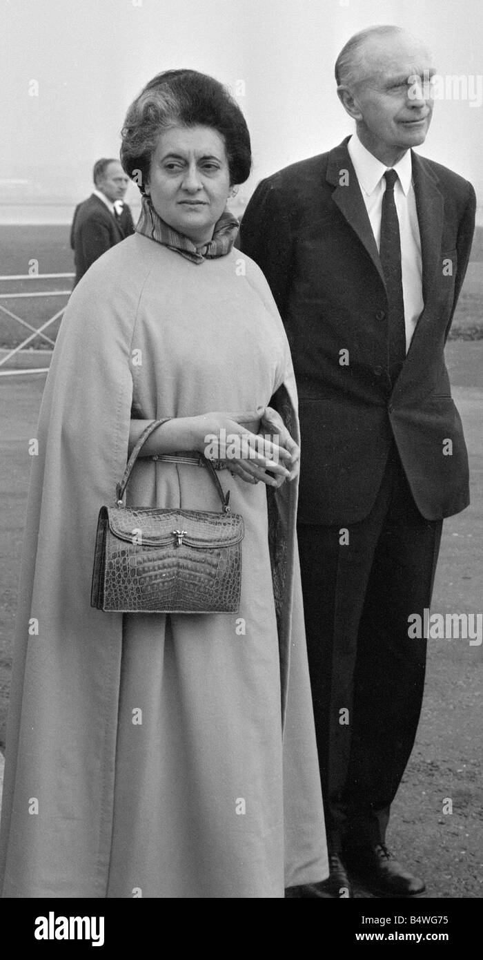 Indische Premierminister Frau Indira Gandhi gesehen hier von Foreign Secretary Sir Alec Douglas Home zum Jahresbeginn ihre Foive Tagesbesuch in das Vereinigte Königreich Oktober 1971 begrüßt; 71 10139; Stockfoto