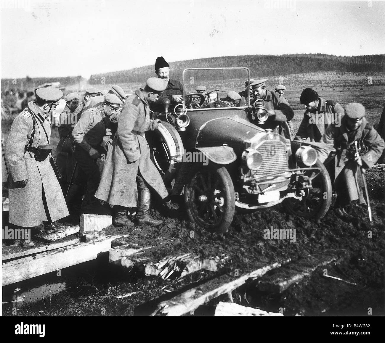 Das Auto des Herrn Mews der Times-Korrespondent aus dem Schlamm gezogen wird, durch die russischen Soldaten, die DM 1384 Box 3 Datum 1915 The Daily Mirror immer seine Konkurrenten weit hinter auch fast immer wenn Herr Mews verlassen hat beschlossen, dass die Zeiten Kriegsberichterstatter sein Auto über diese schlammigen Brücke auf seinem Weg an die Front zu fahren, es kann nur ein Ergebnis, das er stecken, So war es bis zu dieser russischen Soldaten, ihm zu helfen Ach ja und für unser Fotograf reiste, die zu Fuß kommen zurück und bekommen dieses Bild Y2K World War I DTGU2 Stockfoto