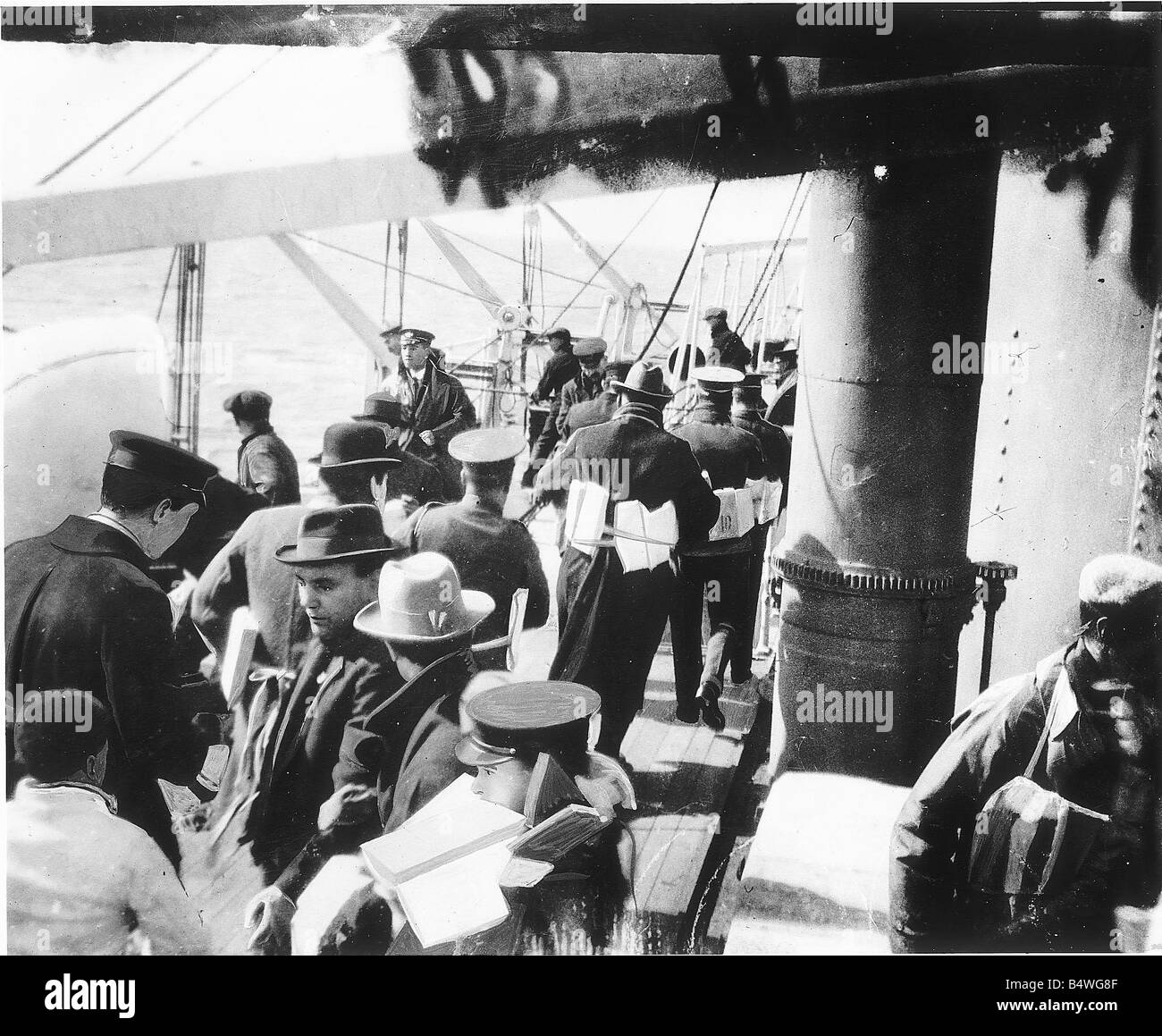 Untergang des Schiffes Falaba DM 3141d Box 5 28. März 1915 den Untergang der Falaba Passagiere an Bord der betroffenen Liner Suche nach verfügbaren Rettungsboote der britischen Liner Falaba wurde von einem deutschen U-Boot in den Gewässern um Großbritannien ein Ereignis aus zwei wesentlichen Gründen zunächst, dass es die Eskalation des U-Bootes markiert wichtige Kampagne gegen Schifffahrt entlang der britischen Küste Zweitens torpediert und vielleicht noch wichtiger ist es die erste offizielle Tod eines US verursacht Bürger der Mann Leon C Thrasher ertrunken, nach seinem Tod aus dem sinkenden Schiff springen Empörung in den USA die Regierung fordern verursacht Stockfoto