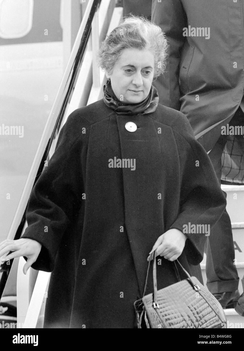 Frau Indira Gandhi indische Premierminister hier am Flughafen Heathrow gesehen waren sie brach ihre Reise aus Indien nach New York Okt. 197 Stockfoto