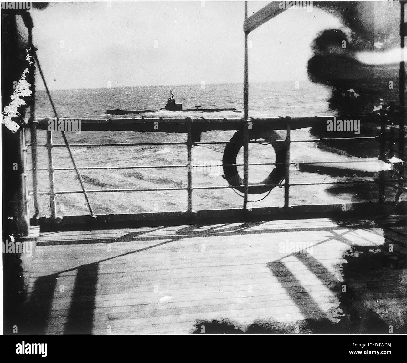 Untergang des Schiffes Falaba DM 3141c Box 5 28. März 1915 den Untergang der Falaba lauern drohend im Hintergrund als ob um sicherzustellen, dass es die Aufgabe des U-Bootes beendet hatte, die das Passagierschiff der britischen torpediert hatte Liner, die von einem deutschen U Falaba torpediert wurde in den Gewässern um Großbritannien Boot eine wichtige Veranstaltung für zwei Hauptgründe Erstens, dass es die Eskalation der U-Boot-Kampagne gegen Schifffahrt entlang der britischen Küste gekennzeichnet Zweitens und vielleicht verursacht noch wichtiger ist es die erste offizielle Tod eines US-Bürgers den Mann, den Leon C Thrasher nach dem Sprung aus dem sinkenden Schiff seine ertrunken Stockfoto