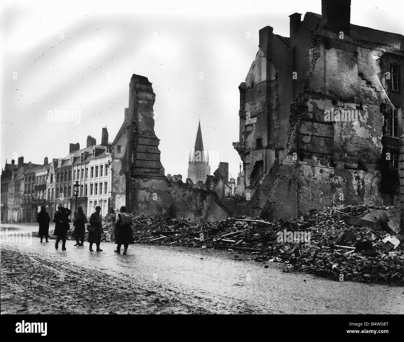 Ruinen in Ypern Belgien DM 1210 Box 3. April 1915 Ypern oder Scheibenwischer als die britischen Soldaten bekannt wurde war der Schauplatz von schweren Kämpfen im Frühjahr 1915 für alle Ausgaben von Aufwand Maschinen und vor allem Männer, die relativ wenig wurde tatsächlich von beiden Seiten die meisten Kämpfe sich um einen kleinen Hügel außerhalb der Stadt konzentrierten gewonnen als von enormer strategischer Bedeutung war der kämpfenden schlendert nicht nur sondern es auch gezeigt ein neue Bedrohung Gas zum ersten Mal, aber leider nicht die letzte chemische Gas in diesem Fall Chlorgas wurde von der deutschen Armee verwendet It s Effekte von wurden Stockfoto