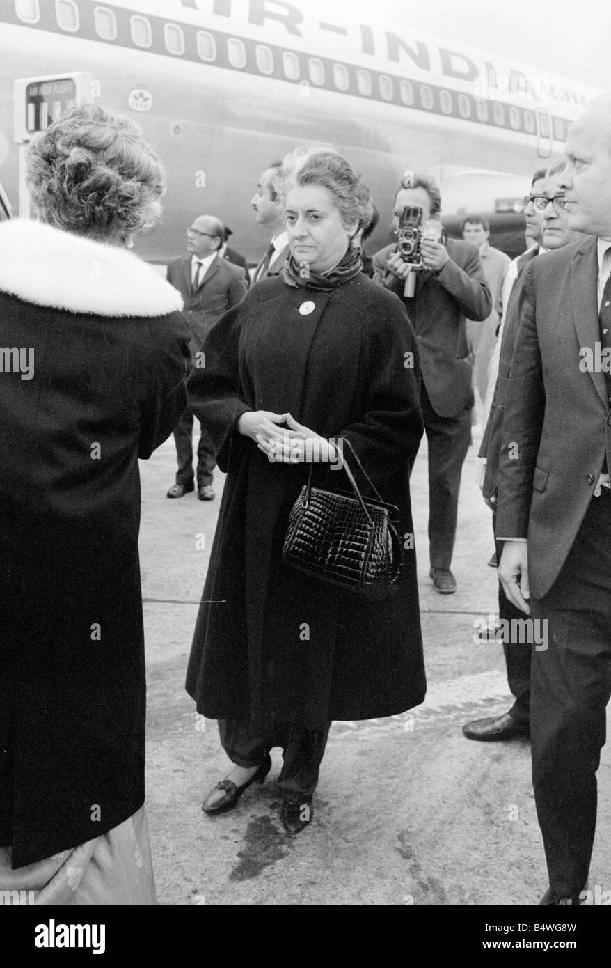 Frau Indira Gandhi indische Premierminister hier am Flughafen Heathrow gesehen waren sie brach ihre Reise aus Indien nach New York Okt. 197 Stockfoto