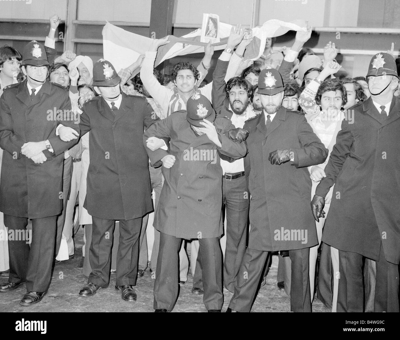 Sikhs zeigen außerhalb der Terminals in Heathrow gegen den Besuch von Frau Indira Gandhi indische Premierminister, der Besuch der britischen für Gespräche mit Jim Callaghan; Neg No 78 5819; Stockfoto