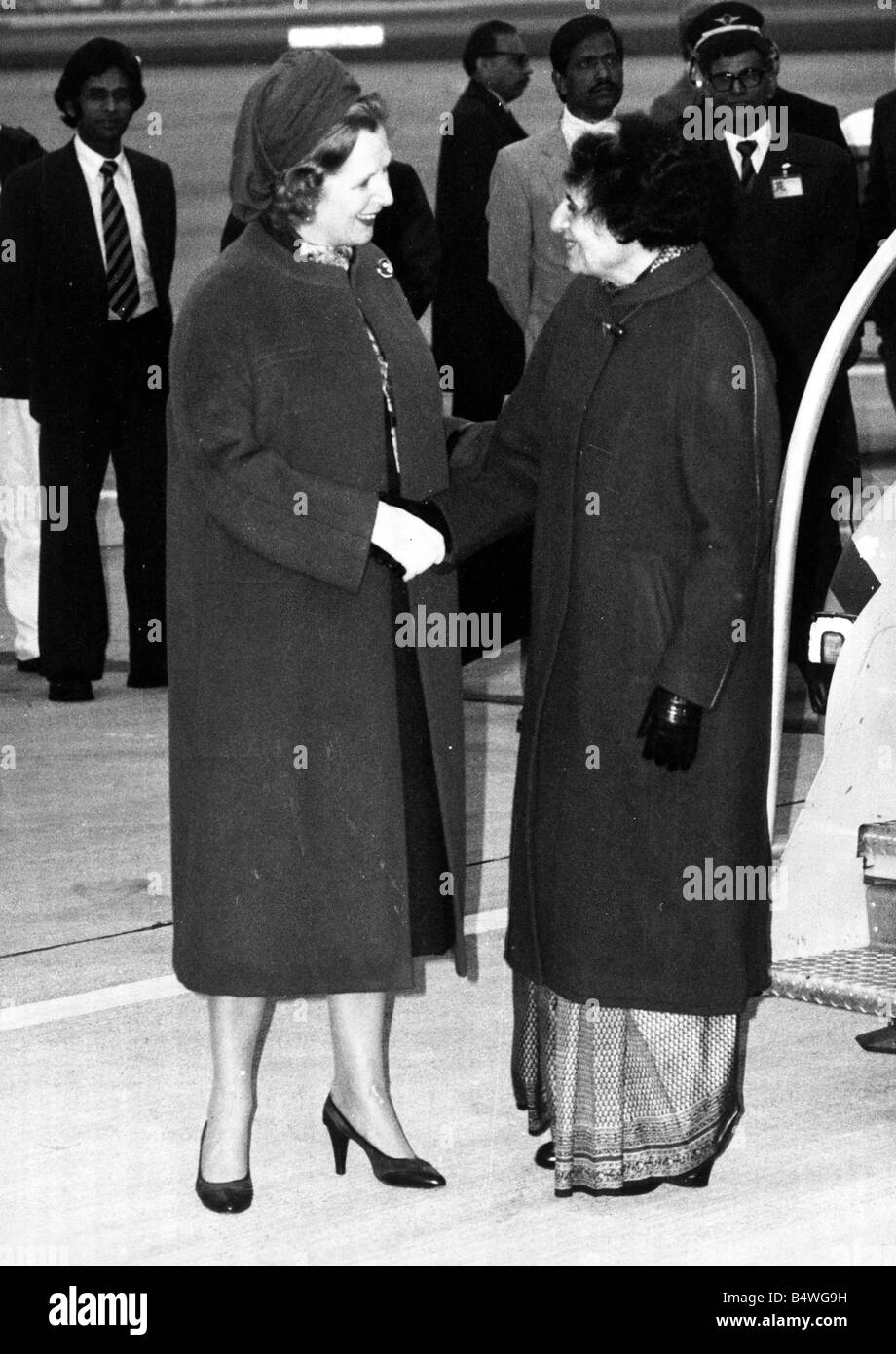 Frau Indira Gandhi wird am Flughafen Heathrow von Frau Margaret Thatcher März 1982 traf &#13; &#10; Neg Nr. 82 1478 &#13; &#10; Stockfoto