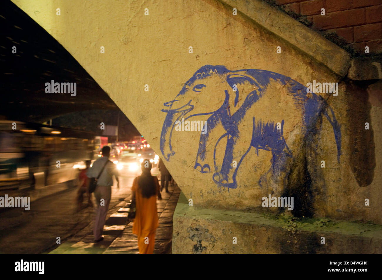 Ein Elefant blau Graffiti auf einer Brücke im Zentrum von Neu-Delhi, Indien Stockfoto