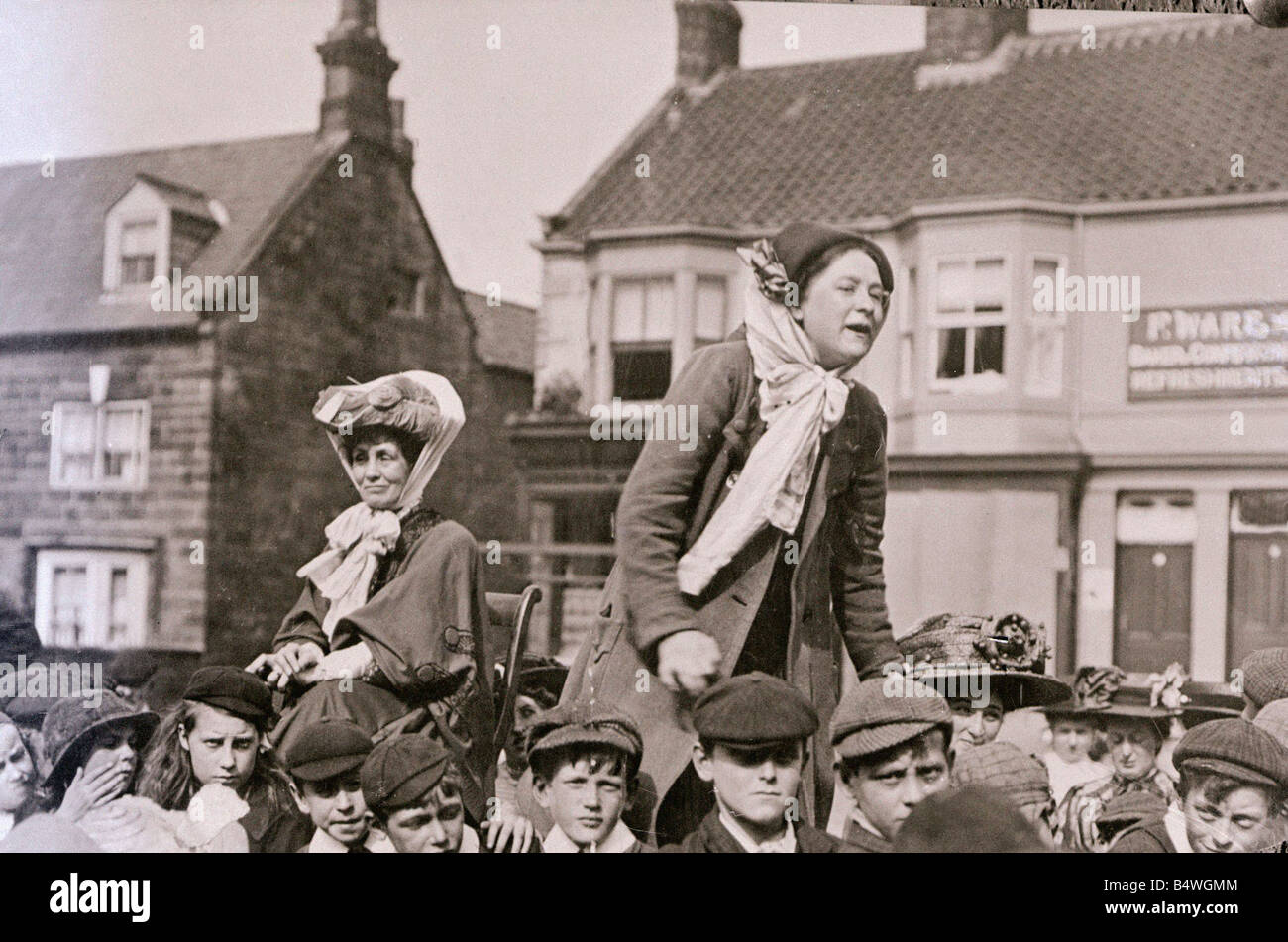 Frauenrechtlerin Emmeline Pankhurst sitzen wie Margaret Bondfield eine Rede um 1910 macht Stockfoto