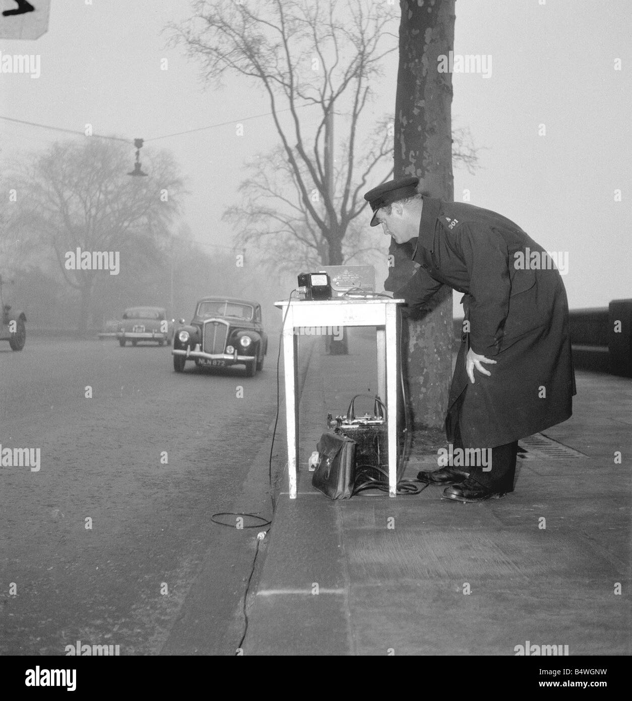 Radar Radarfallen wurden betrieben werden von der Metropolitan Police ab Januar 1958 Patrol Officer John Ley betreibt die Radar-Speedmeter auf Chelsea Embankment Stockfoto
