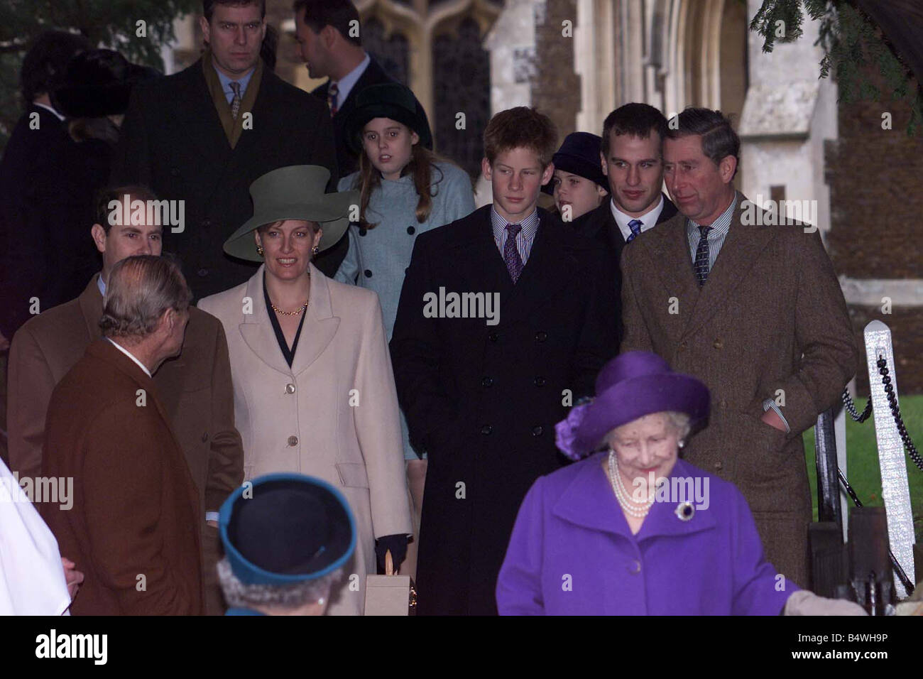 Queen Elizabeth am Weihnachtstag Dienst Dezember 1999 mit den anderen Mitgliedern der königlichen Familie, einschließlich der Königin-Mutter Herzog von Edinburgh Prinz Charles Duke of York Prinz Edward Sophie Countess of Wessex und Prinzessinnen Beatrice und Eugenie der Sandringham Estate 25 12 99 der königlichen Familie traditionell besuchen Sie ihr Anwesen in Norfolk für die Weihnachtszeit Stockfoto