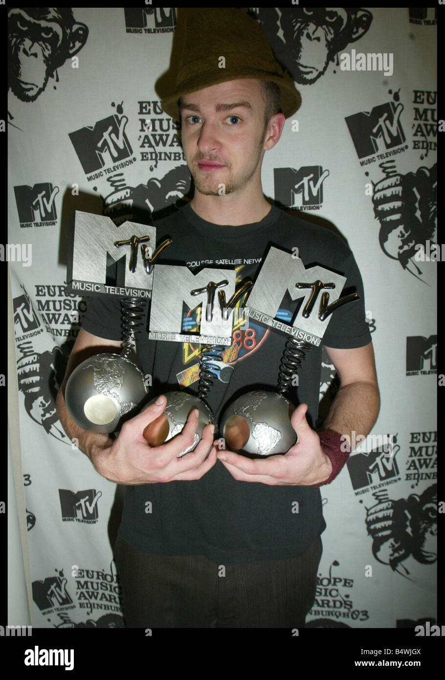 Amerikanischen pop-star Justin Timberlake bei den MTV Europe Awards 2003 in Edinburgh, Schottland im Bild halten die drei statt vergibt er gewann heute Abend beste männliche beste Pop- und besten Albumkategorien November 2003 Stockfoto