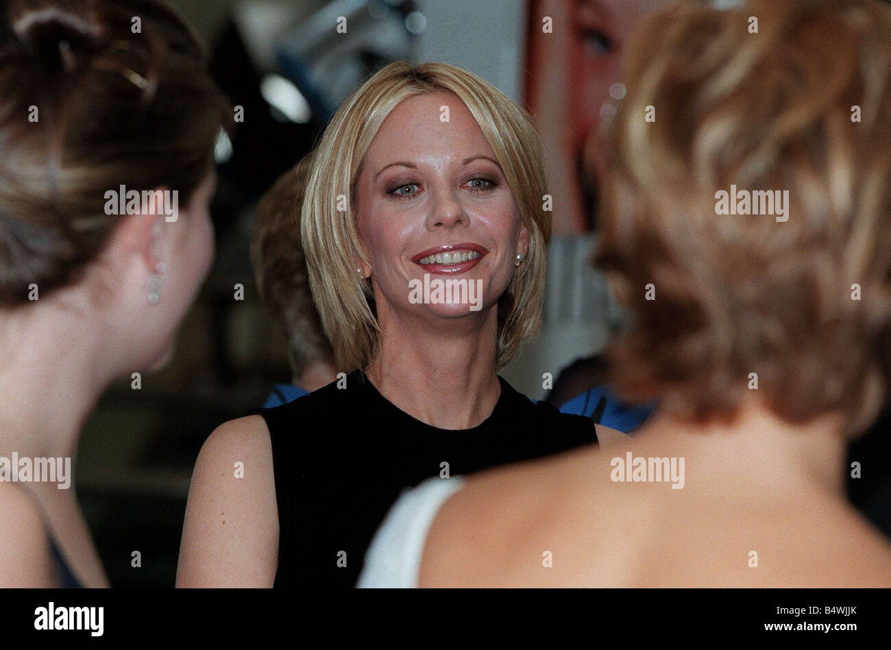 Meg Ryan Actress November 98 bei der Royal-Premiere in London s Leicester Square von ihrem Ehemann Dennis Quaid s neuen film The Parent Trap, in denen er stars mit Natasha Richardson Stockfoto