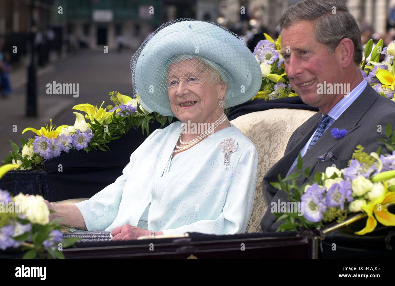 Die Königin-Mutter feiert ihren 100. Geburtstag August 2000 ihr Tag begann, indem man den Gruß außerhalb ihrer Londoner Residenz Clarence House als The King s Troop Royal Horse Artillery marschierte vorbei gefolgt von einem Band spielen Happy Birthday A Royal Mail Postbote kamen um eine Geburtstagskarte von ihrer Tochter der Queen zu liefern, wie es Tradition in Großbritannien für jeden, der erreicht dem 100. Geburtstag sie erhalten eine persönliche Karte von The Queen ihrer Majestät dann reiste zum Buckingham Palace mit Prinz Charles The Prince Of Wales wo sie gesellten sich andere Mitglieder der königlichen Familie auf den Stockfoto