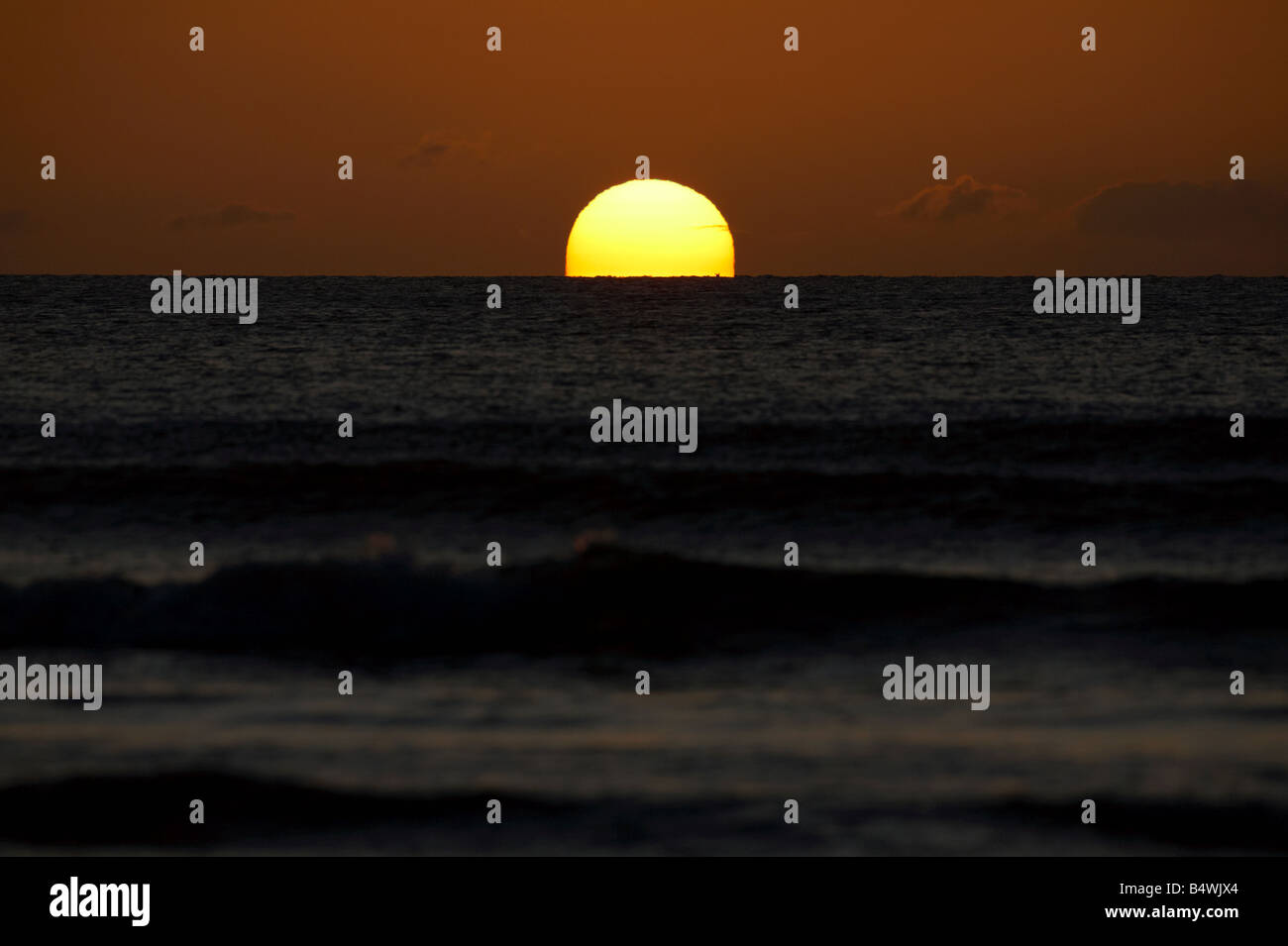 die Sonne über die irische See in den frühen Morgenstunden auf Newcastle-Strand-Grafschaft, Nord-Irland Stockfoto
