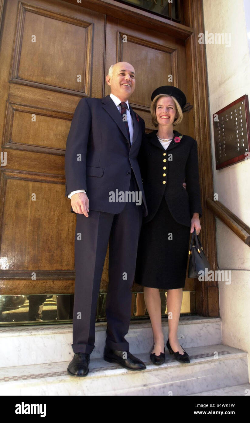 Konservativen Parteivorsitzenden Iain Duncan Smith verlässt seine Heimat London mit seiner Frau Betsy an Denis Thatcher Trauerfeier Oktober 2003 Stockfoto