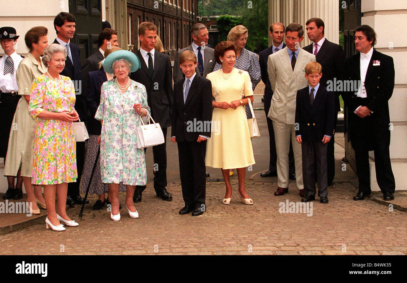 Königinmutter 94. Geburtstagsfeiern mit anderen Mitgliedern der königlichen Familie außerhalb Clarence House Princess Margaret Prince Charles Prince Edward Prince Andrew Queen Elizabeth Princess Anne und Kommandant Tim Lawrence Prince Harry und Prinz William August 1994 Stockfoto