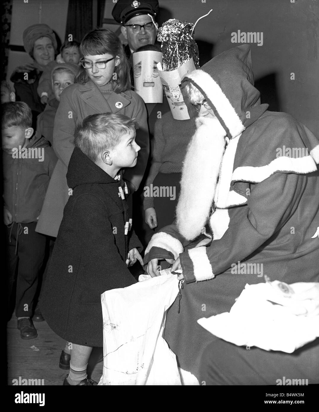 Santa Claus gibt einem kleiner Junge ein Geschenk auf St. John Ambulance Basar, Holyhead Road, Coventry.; 20. November 1965; Stockfoto