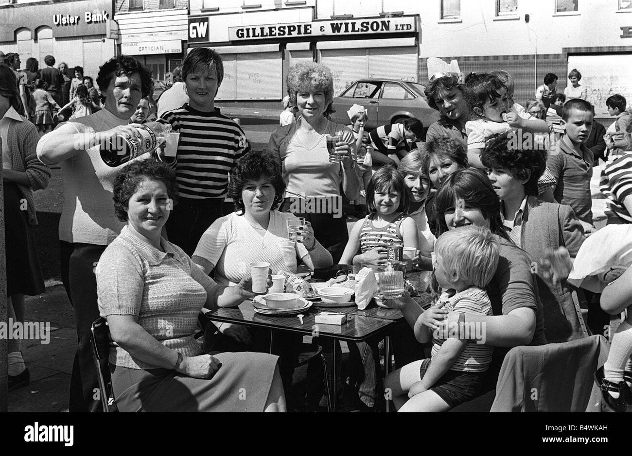 Königliche Hochzeit feiern In Ulster Juli 1981 alkoholfreie Getränke auf das Königspaar von Bewohnern der Tudor Street aus Belfast s Crumlin Road nach der Hochzeit anstossen war es Parteien in Hülle und Fülle auf den Straßen von Ulster Stockfoto