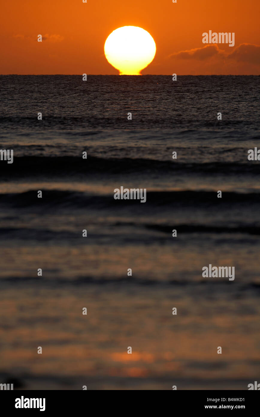 die Sonne über die irische See in den frühen Morgenstunden auf Newcastle-Strand-Grafschaft, Nord-Irland Stockfoto