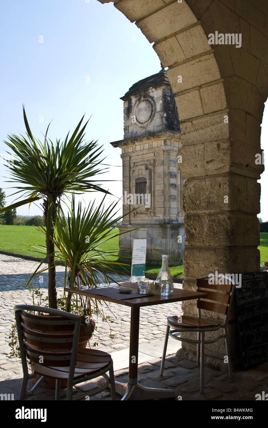 Café-Szene an die Seilerei Rochfort Frankreich Stockfoto