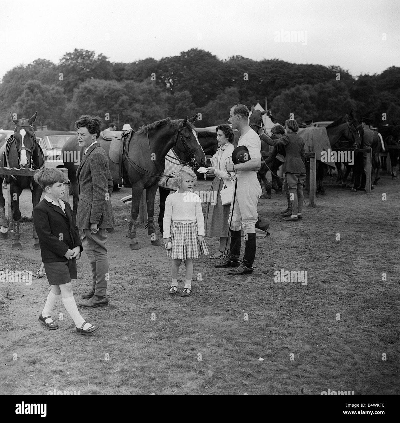 Seine königliche Hoheit Königin Elizabeth ll Juni 1956 bei Windsor für den Polo mit den Herzog-Kindern und Prinzessin Margaret Mirrorpix Stockfoto