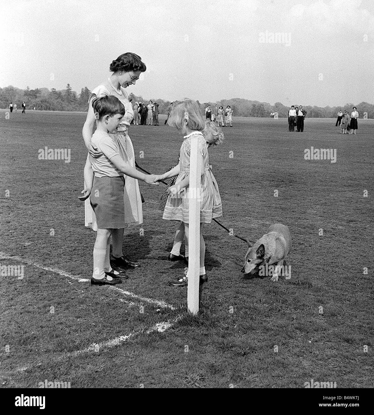 Königin Elizabeth ll Mai 1956 mit ihren Kindern beobachten den Herzog spielen Polo bei th e Windsor Mirrorpix Stockfoto