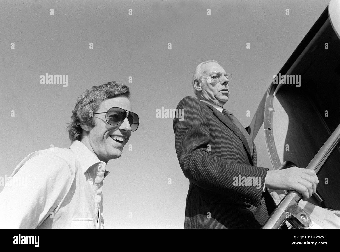 Mark Thatcher und Vater Denis Thatcher Boarding ein Flugzeug, was Mark gefunden worden war, nachdem er in der Wüste Sahara fehlen bei der Paris-Dakar Rallye Bild einsteigen der algerische Präsident s Privatjet Januar 1982 Stockfoto