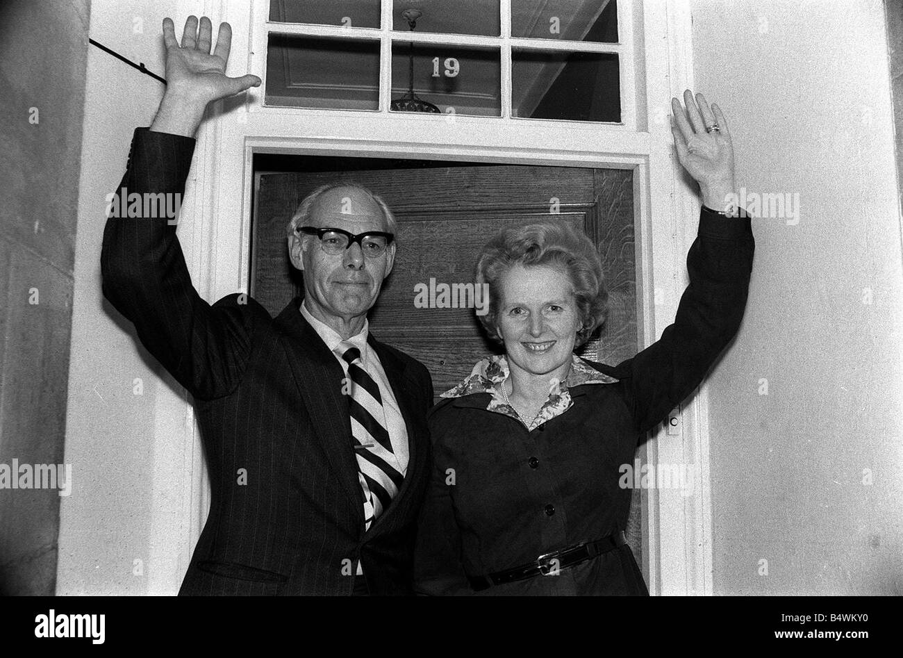 Konservative Politiker Margaret Thatcher "Wellenlinien" vor der Haustür ihres Hauses mit Ehemann Denis Mai 1977 Stockfoto
