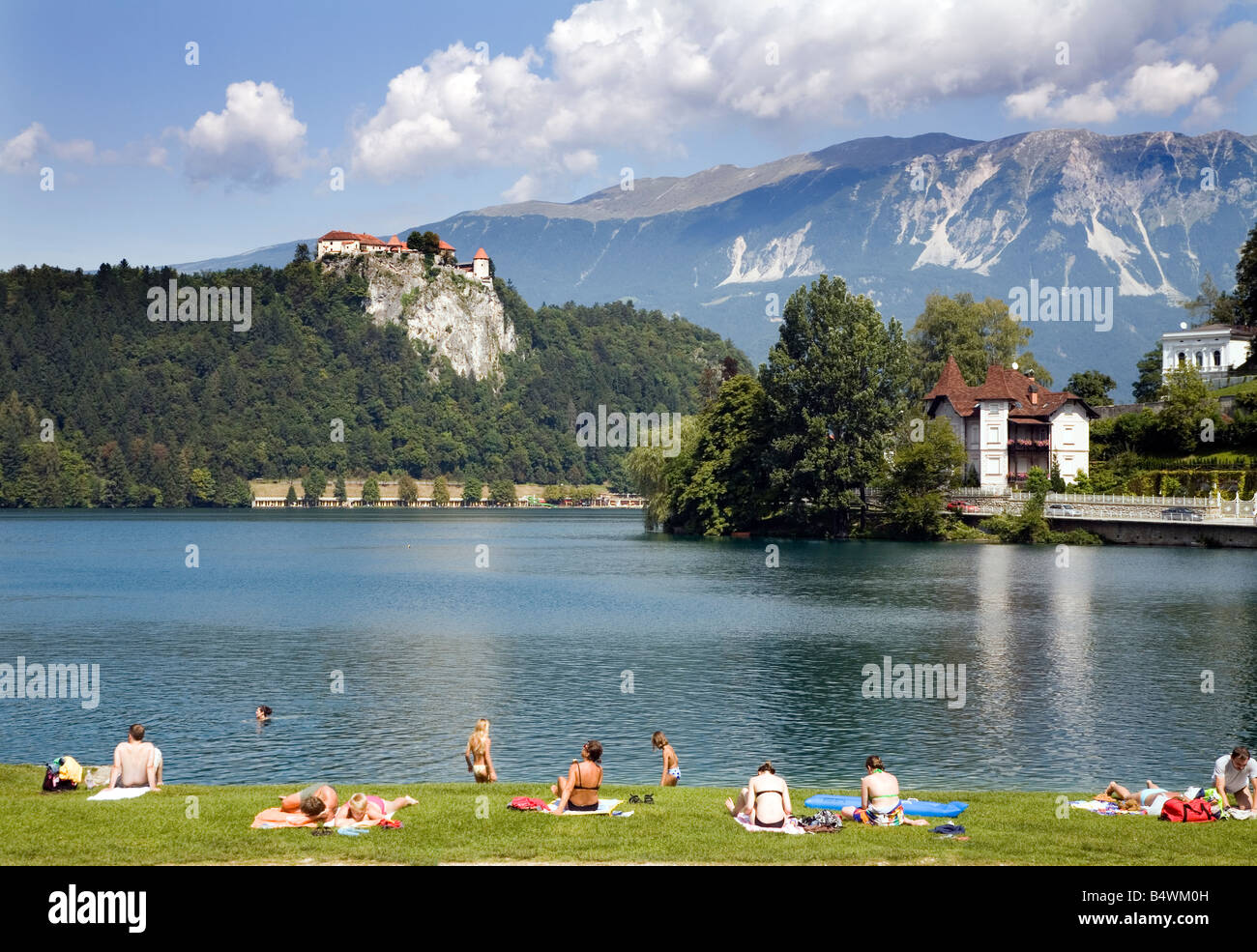 Lake Bled Republik von Slowenien Europa Menschen Baden und Sonnen an den Ufern des Sees Stockfoto