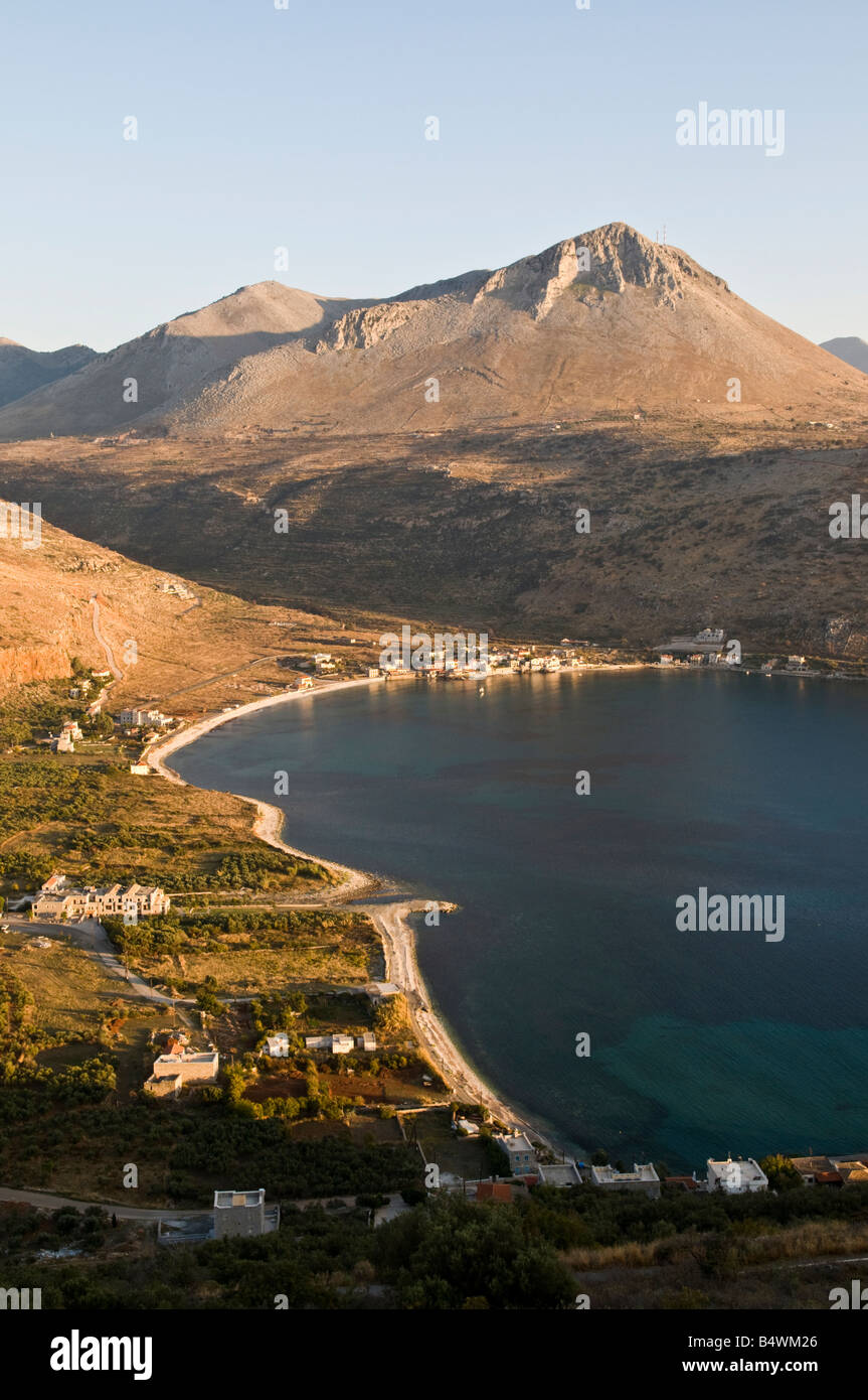 Blick hinunter auf Itylo Bucht und das Dorf Neo Itylo bei Sonnenuntergang, der Mani, Messenien, südlichen Peloponnes, Griechenland Stockfoto