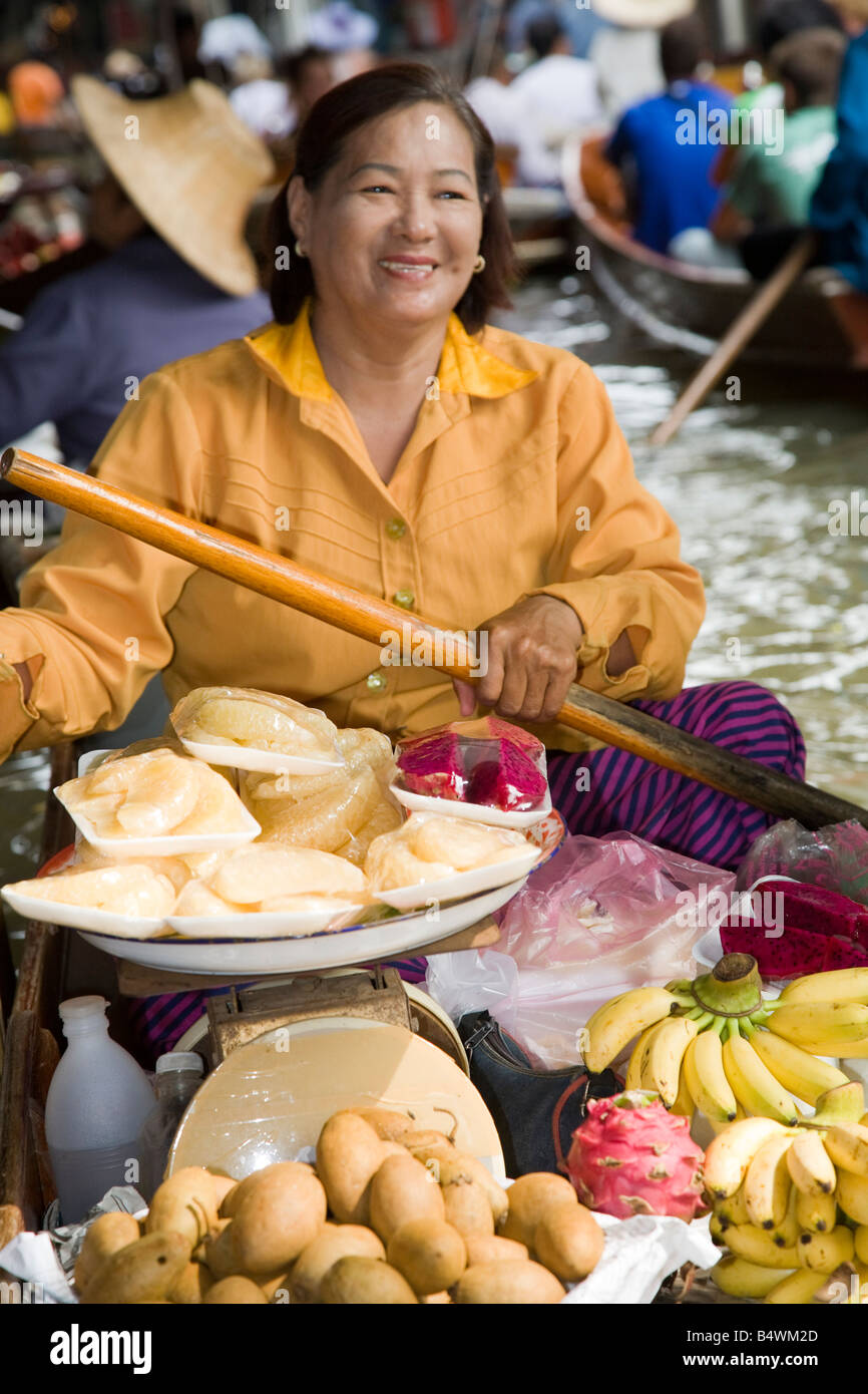 Damnoen saduak Floating Market, eine längst vergangene Lebensweise in Ratchaburi. Ein beliebter schwimmender Markt mit Anbietern von Holzbooten auf Wasserwegen in Thailand. Stockfoto