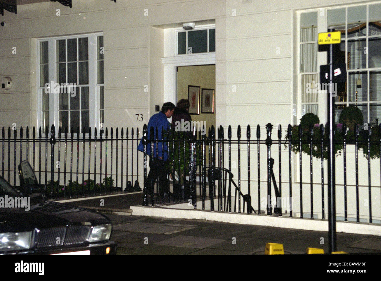 Der ehemalige Premierminister Baroness Thatcher mit ihrem Ehemann Denis kommt zu ihrer vierstöckigen georgianischen Stadthaus im Zentrum von London Belgravia Februar 1996 Stockfoto