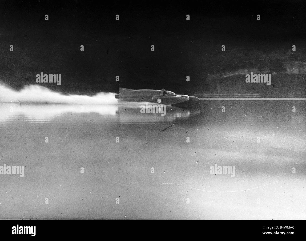 Donald Campbell World Speed Record Land und Wasser im Bluebird auf Coniston Wasser Stockfoto