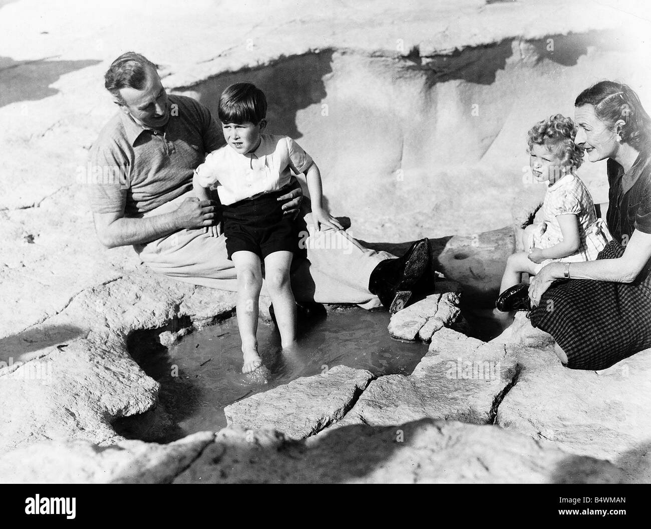 Prinz Charles und Prinzessin Anne mit Earl und Lady Mountbatten in Malta, wenn sie für eine Woche waren bevor die königliche Yacht sie um Tobruk nahm, der Königin und dem Herzog von Edinburgh nach den Commonwealth Tour Dbase April 1954 treffen Stockfoto